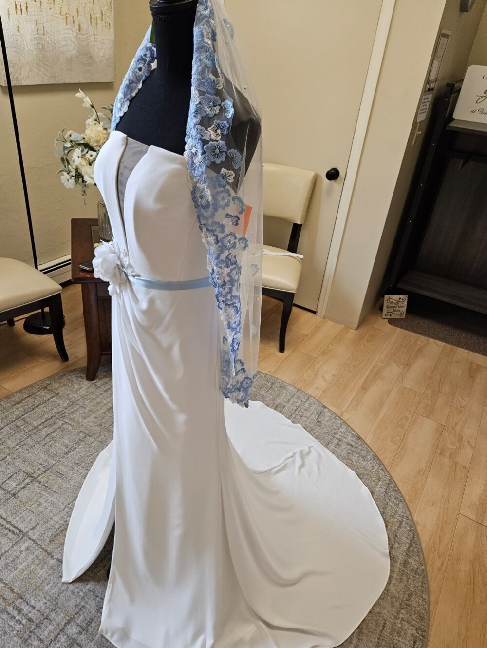 39" white & blue veil, 1 tier, lace applique edge w/ scattered pearls and metal - Picture 15 of 17
